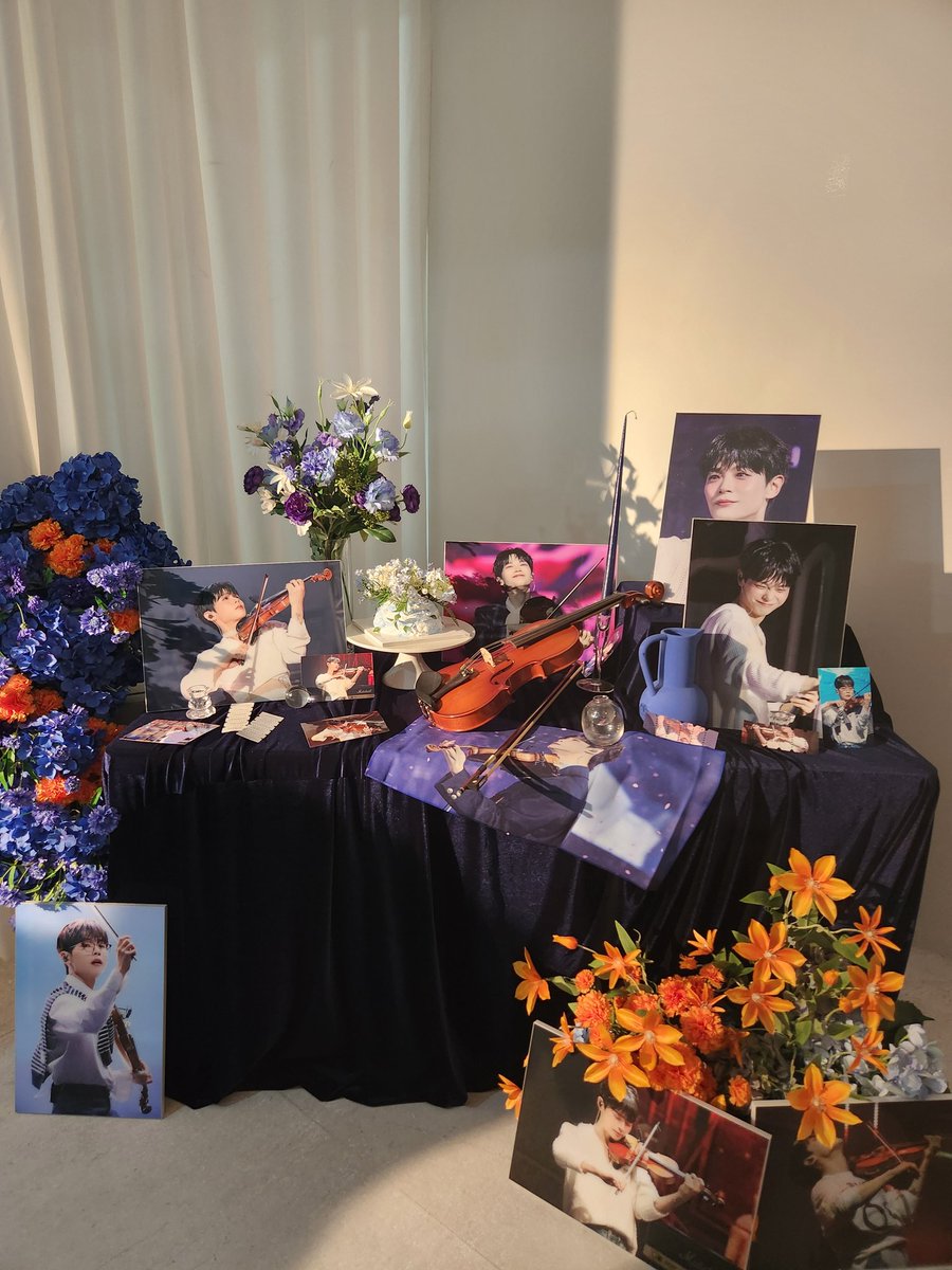 blue_potato312's tweet photo. 와 너무 너무다... 진짜 너무예요(P) 어떻게 조화에 향수를 뿌려서 주신다는 천재적인 발상을 하셨을지 ㅜㅜ 오픈런 뛰었는데 럭드에서 2등 당첨돼서 너무 행복했던...!! 2등 상품인 슬로건이 두 개 다 너무 예뻐서 뭘 고를지 한참 고민했어요...😮

#예찬으로_물든_순간들
#진실한_사랑을_담아_너에게 https://t.co/6IRY3hyk0R