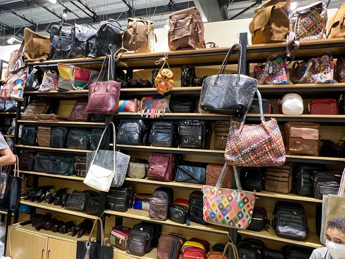 スーダンで買ったバッグを実際に使ってるとこ見せつけてスタッフ喜ば 