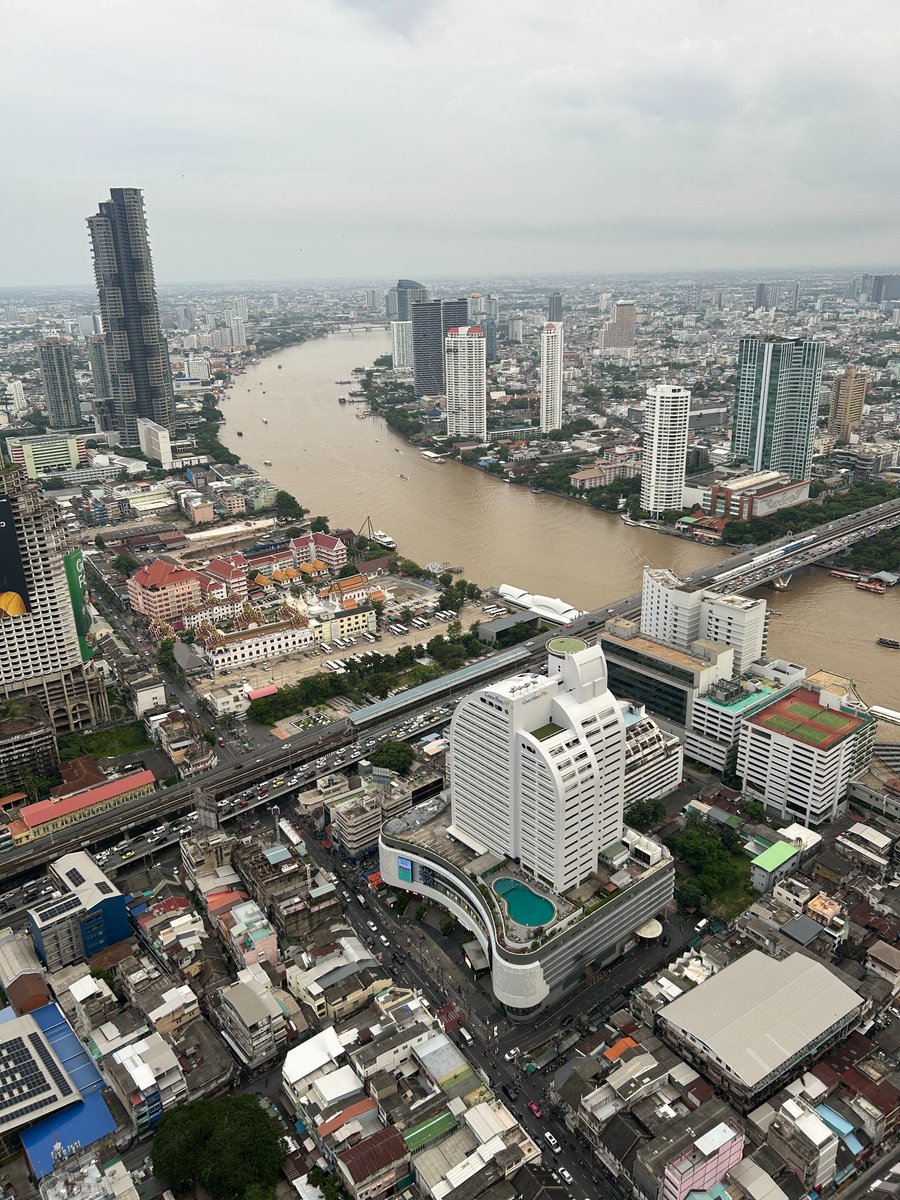 Graupix's tweet photo. Sirocco es la terraza más popular y más fotografiada de Bangkok, está en la planta 64 del @lebuaHotels. Si viajáis a la capital tailandesa es una visita obligada.
Os cuento todos los detalles mi experiencia: https://t.co/T2HlrV9vkb #worldsfirstverticaldestination
#GraupixBangkok https://t.co/gWiiacTvY9