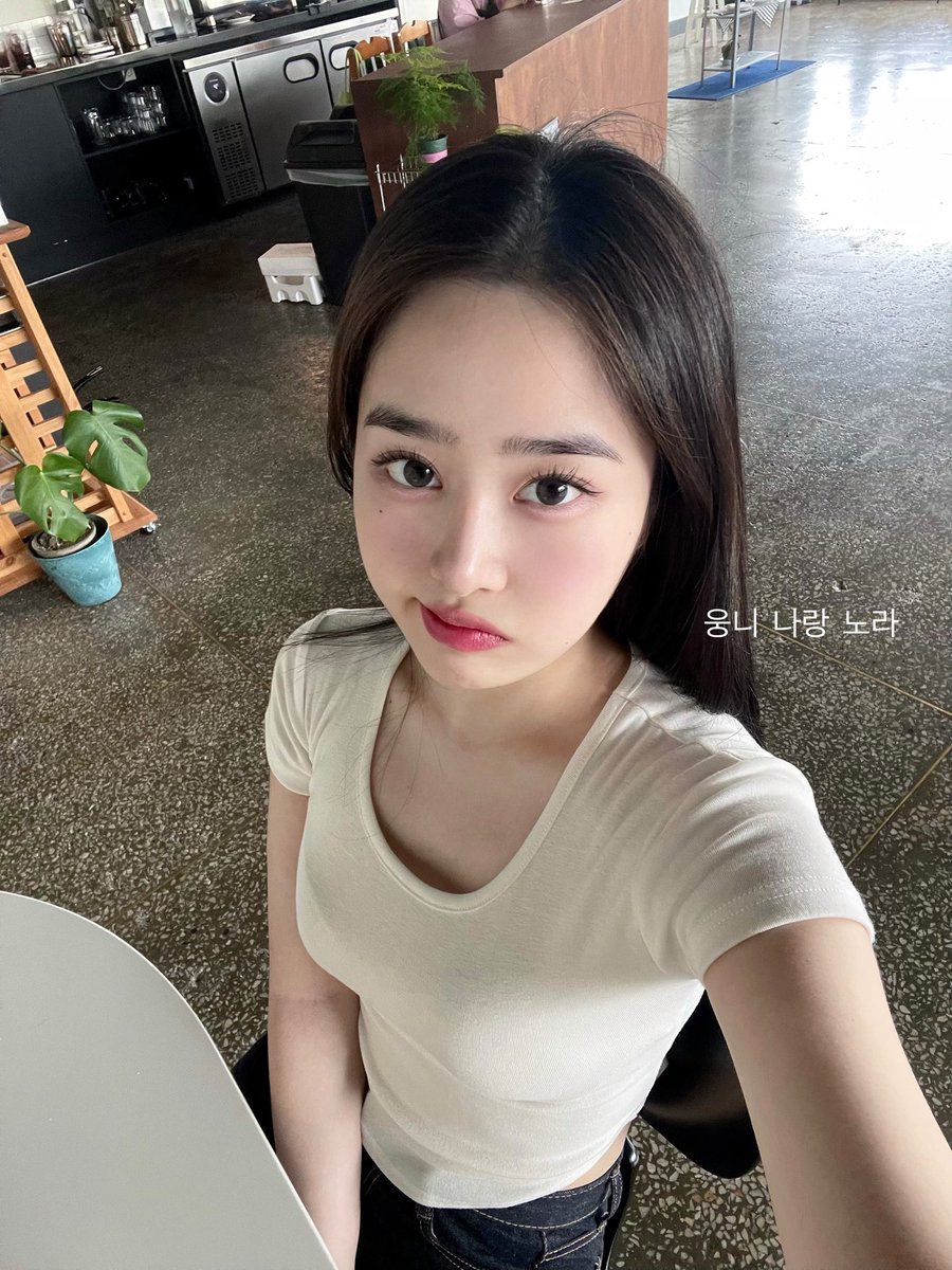 daaxxgyo's tweet photo. 연하 vs 연상 https://t.co/Rf8zRiYmRx