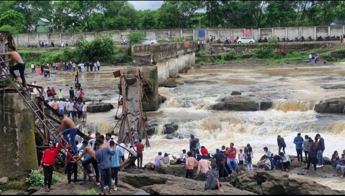 Bihar_se_hai's tweet photo. Bridges collapse not only in Bihar , In Maharashtra too , corruption is everywhere.

Only one who suffers are the common people.

#Maharashtra #bihar https://t.co/KKeojXmD4l
