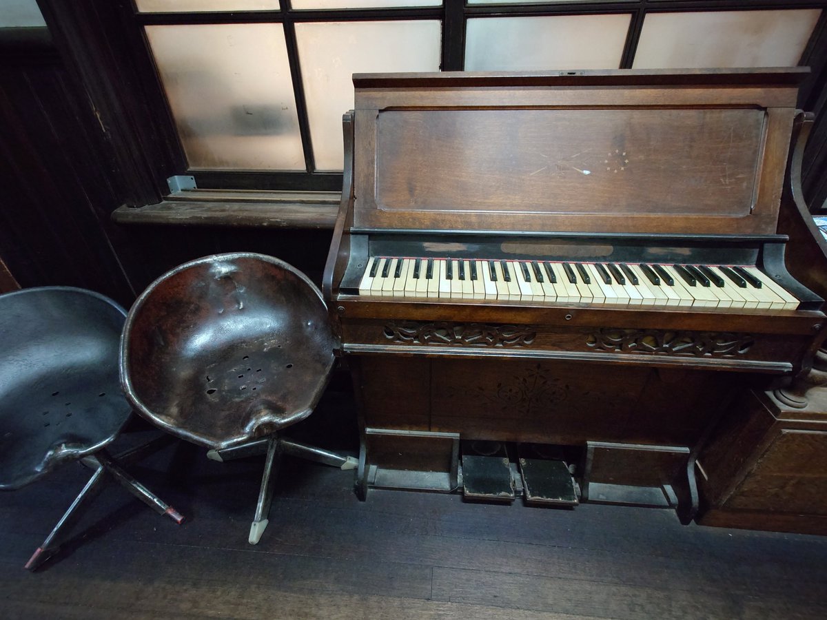 BB5sAkAnA834194's tweet photo. #岸田繁
#styleKYOTO
自称鮒寿司職人の岸田さんwww作もはや交響曲第3番を初披露ということで馳せ参じた京都🎵
カルテットの音色素晴らしく、ご自身が作曲した音楽を演奏者の側で幸せそうに堪能する岸田さんが最高にチャーミングだった❤️
一郎さんもだけど新曲披露する側は普通聴く側になれないもんね https://t.co/0F9iXbHivs