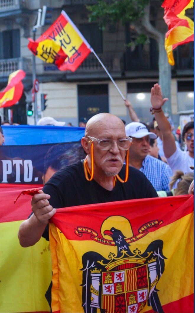 Hola <a href="/policia/">Policía Nacional</a> 
Hola <a href="/guardiacivil/">Guardia Civil</a> 
Hola <a href="/ppopular/">Partido Popular</a> 
La Ley vigente, aprobada en 2022, de Memoria Histórica dice, claramente, en su artículo 38 que se prohíben los actos y los símbolos que ensalzan la dictadura franquista, especialmente en espacios públicos.
¿lo quieren más claro?