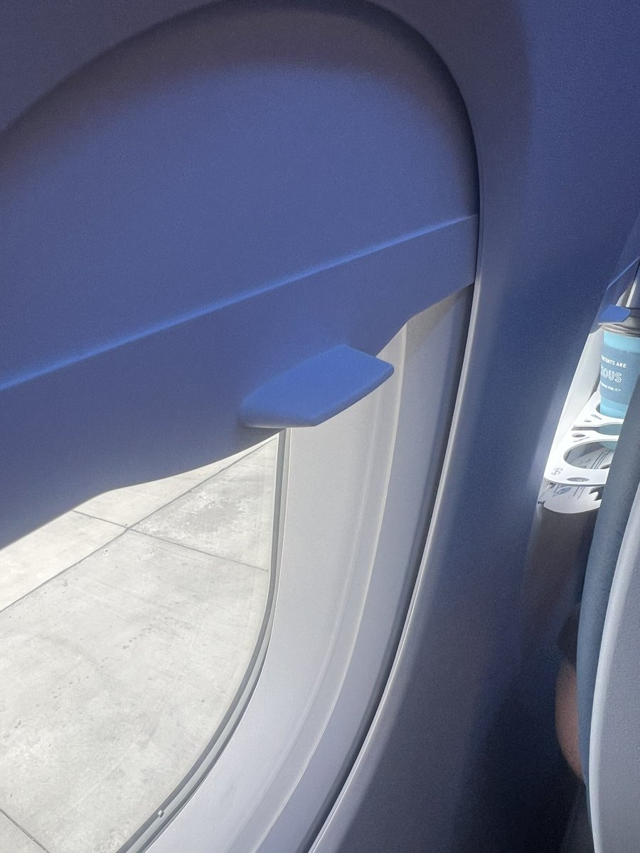 4TristanS's tweet image. I dislike whoever made the airbus window shade handle have sharp corners. If use your design for even a few seconds you’ll find the obvious mistakes