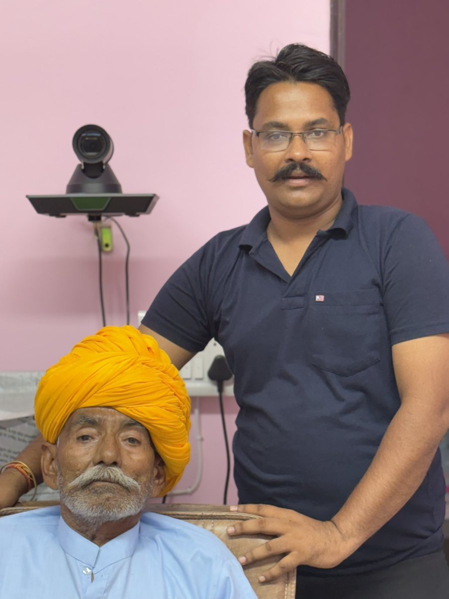 ramavtanagar's tweet photo. जिनके कंधों पर बैठकर बड़ा हुआ हूं,
आज वो कंधे हाथ से छू लिए है मैंने ।।
पिता दिवस ।।🇮🇳🫡
#Happy Father's day
#Father Day https://t.co/nWmZUX5EVK