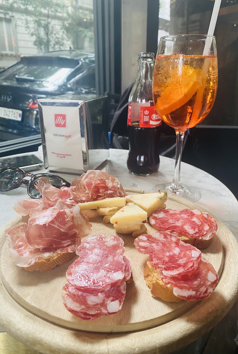 アペリティーボが最高すぎる
イタリア人みんな楽しそうにアペリティーボしててそんな雰囲気も大好き