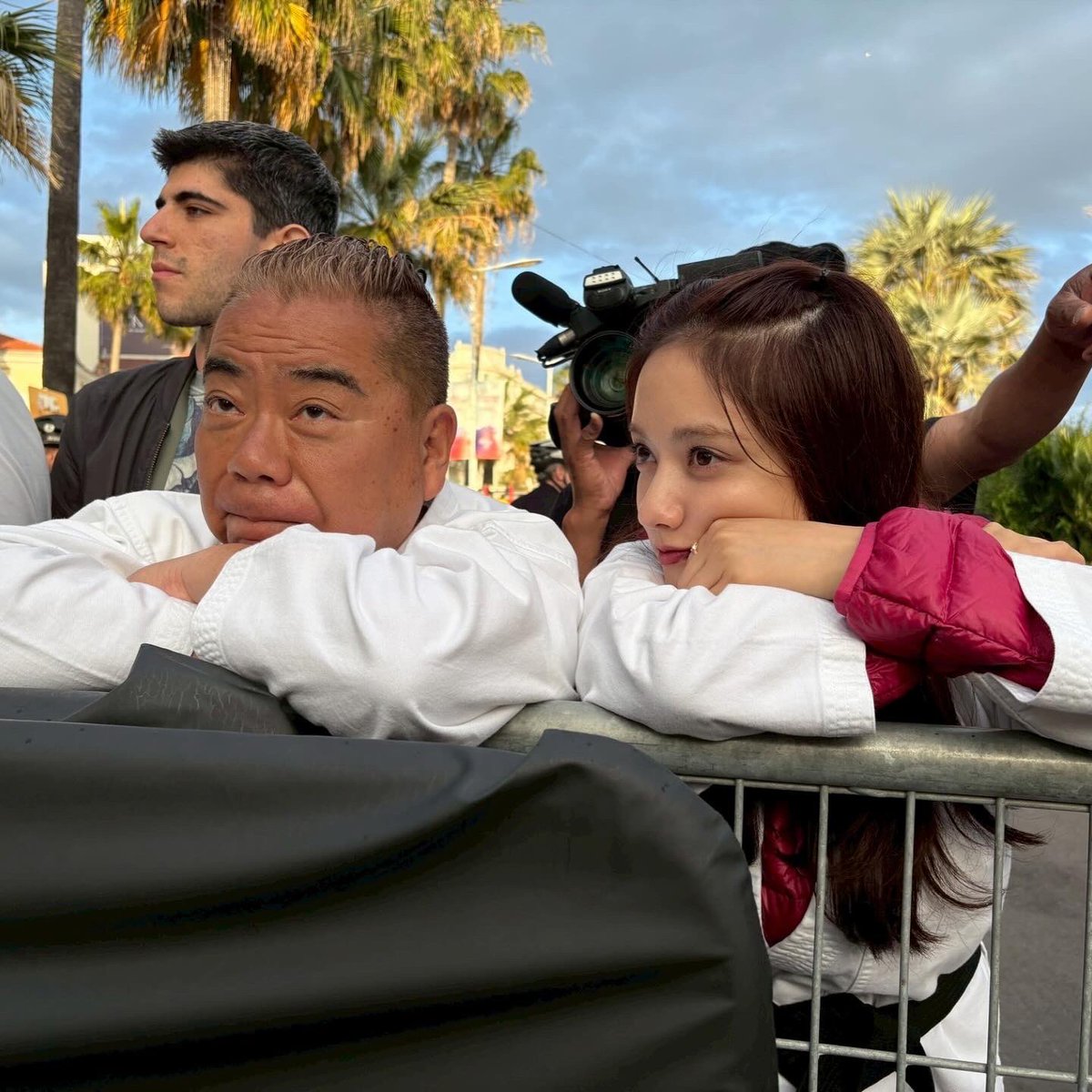 本日も #イッテQ ご覧頂きありがとうございました😋  
オフショットはこちら✨
📸ロケに意気込む3人😆
📸パパラッチ出川が2人⁉️
📸出川さんの似顔絵が上手なまりあちゃん☺️
📸世界のスターを出待ち👣
今回の放送は見逃し配信は実施しておりません。
また来年お会いしましょう👋