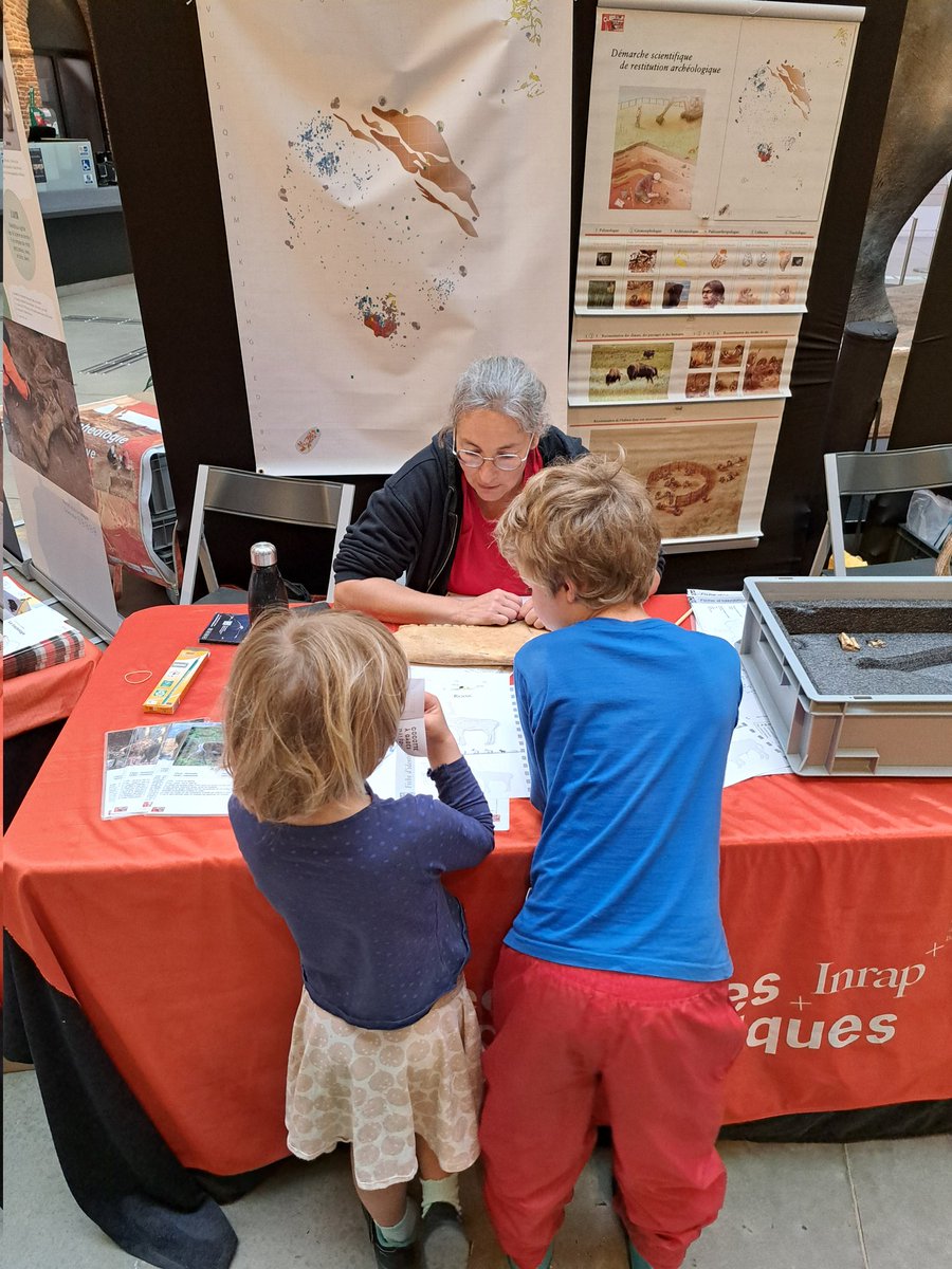 Actualités Inrap Midi-Méditerranée (@inrap_actummed) on Twitter photo Les animations #JEArcheo s'enchainent au <a href="/museumtoulouse/">Muséum de Toulouse</a>
Avant l'entretien croisé avec <a href="/jul_auteur/">Jul_auteur</a>
cet après-midi, Marc Jarry <a href="/Inrap/">Inrap</a>
a animé un atelier dessin du silex ce matin
Et il est toujours possible de s'initier à la fouille de site paléolithique sur notre stand ! Les animations #JEArcheo s'enchainent au <a href="/museumtoulouse/">Muséum de Toulouse</a>
Avant l'entretien croisé avec <a href="/jul_auteur/">Jul_auteur</a>
cet après-midi, Marc Jarry <a href="/Inrap/">Inrap</a>
a animé un atelier dessin du silex ce matin
Et il est toujours possible de s'initier à la fouille de site paléolithique sur notre stand !