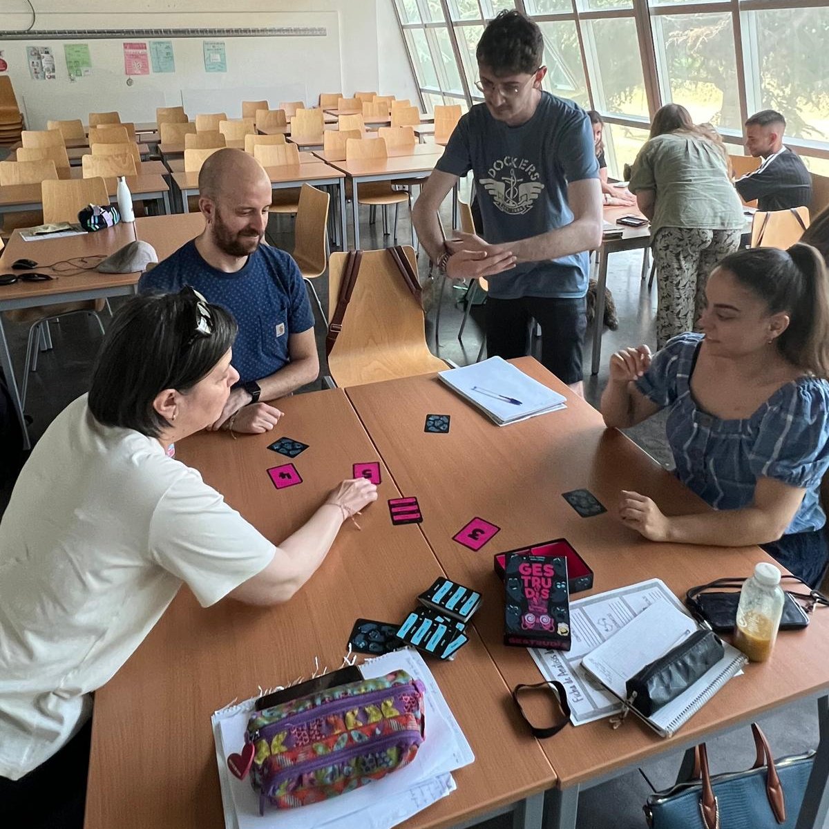 En la universidad también se juega 😊🎲

☀️Curso de Verano - Aprendizaje Basado en Juegos: Cuando los juegos de mesa transforman el aula (4⃣ª ed.)

<a href="/UAHes/">Universidad Alcalá</a> <a href="/FGUAes/">Fundación General de la Universidad de Alcalá</a> <a href="/CulturaUAH/">Cultura UAH 🤩</a>