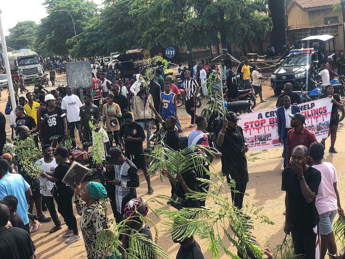 officialbeautyn's tweet image. We are no longer safe in our homes. Our people are being murdered in the middle of the night, while sleeping. Farmlands are being forcefully taken, homes burnt, and entire families displaced. Children are left orphaned.
#MakurdiProtest
#BenueUnderAttack
#StopTheKillings