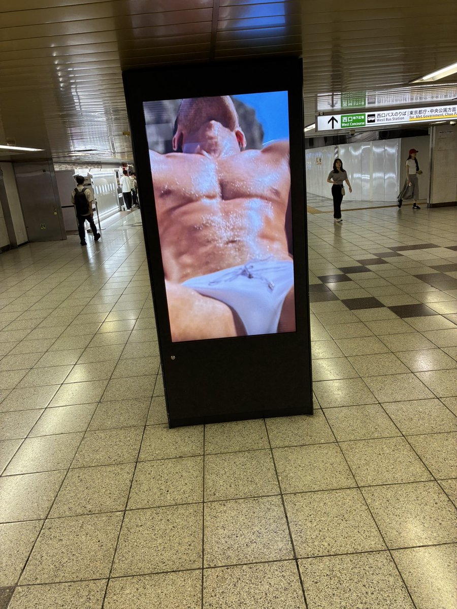 駅の広告がエロすぎる！