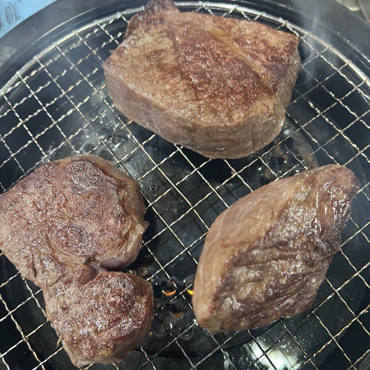 ai_sagara's tweet photo. 私の誕生日＆父の日パーティ🎈自分で焼いた肉最高だった🥩ワイン塩🍷レモン塩🍋ポルチーニ塩🍄‍🟫🧂を父の日にあげたのでそれを使って食べたよ。誕生日プレゼント？晴雨兼用の日傘をもらいました☂️🤔ねこねこチーズケーキをリクエストしたのにもふねこチーズケーキでした🧀🤔 https://t.co/B79WjL3LGk