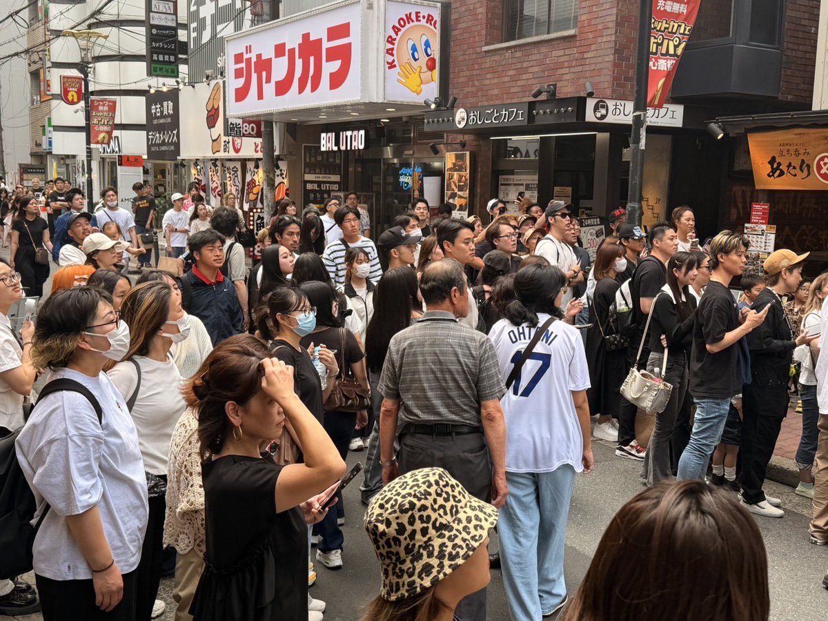 📸【皇治ファンイベント @ BAR田中】🔥
超満員御礼！！

何時間も前からたくさんの方が並んでくださり、
ご来場、本当にありがとうございました！

今後とも皇治、そしてBAR田中をよろしくお願いいたします！