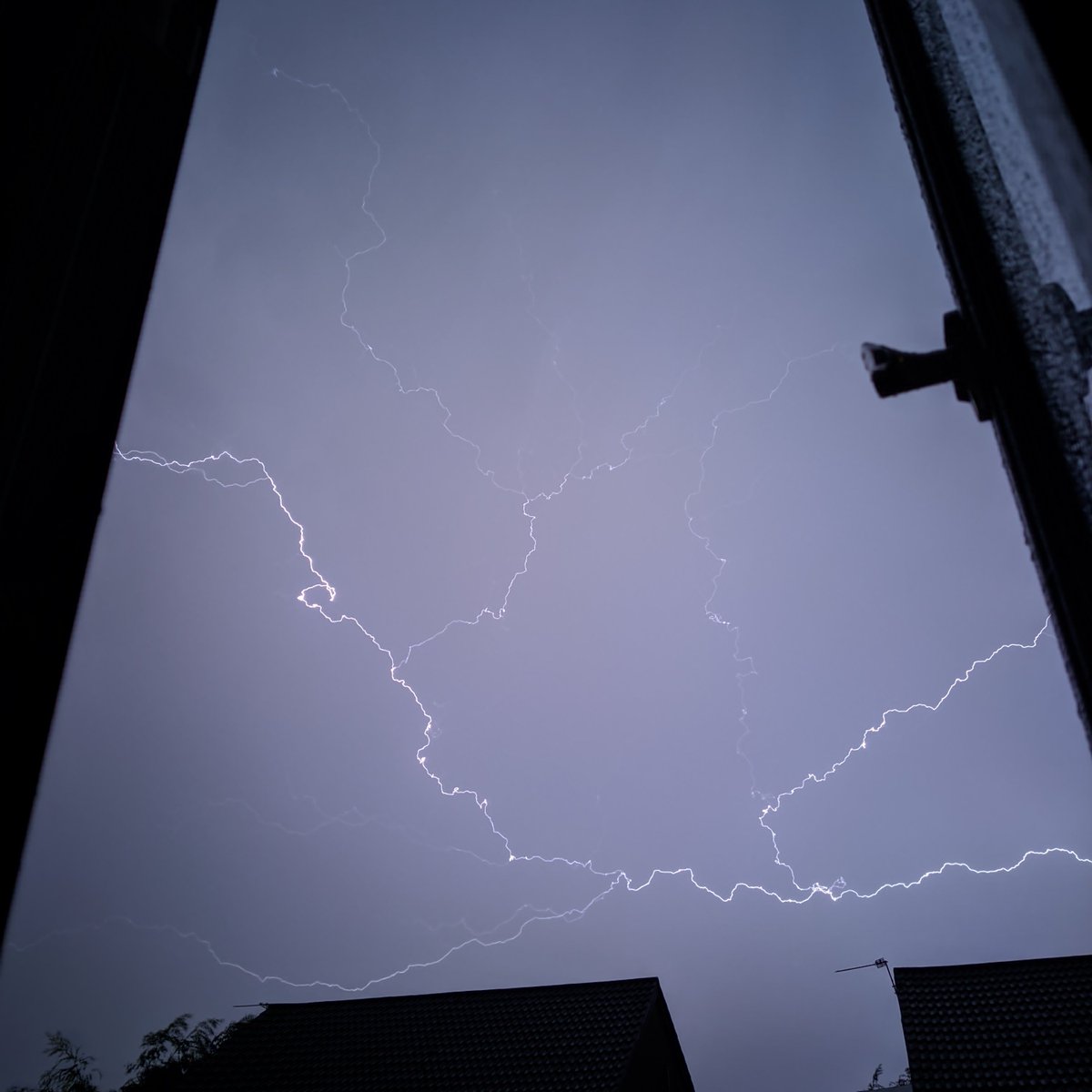 draggie306's tweet photo. @metoffice @1936matt South Norfolk skyline early last morning from out my window  #LoveUKWeather https://t.co/3Rj8iTF7G9