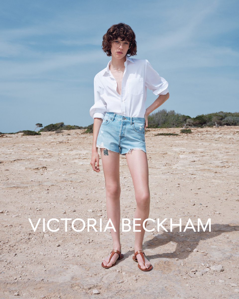 victoriabeckham's tweet image. Utilitarian-inspired shirting brings an understated attitude to the summer uniform, worn with the Victoria Clutch in khaki grained leather.
Shop the looks >> victoriabeckham.visitlink.me/D_T8eM
#VBHighSummer