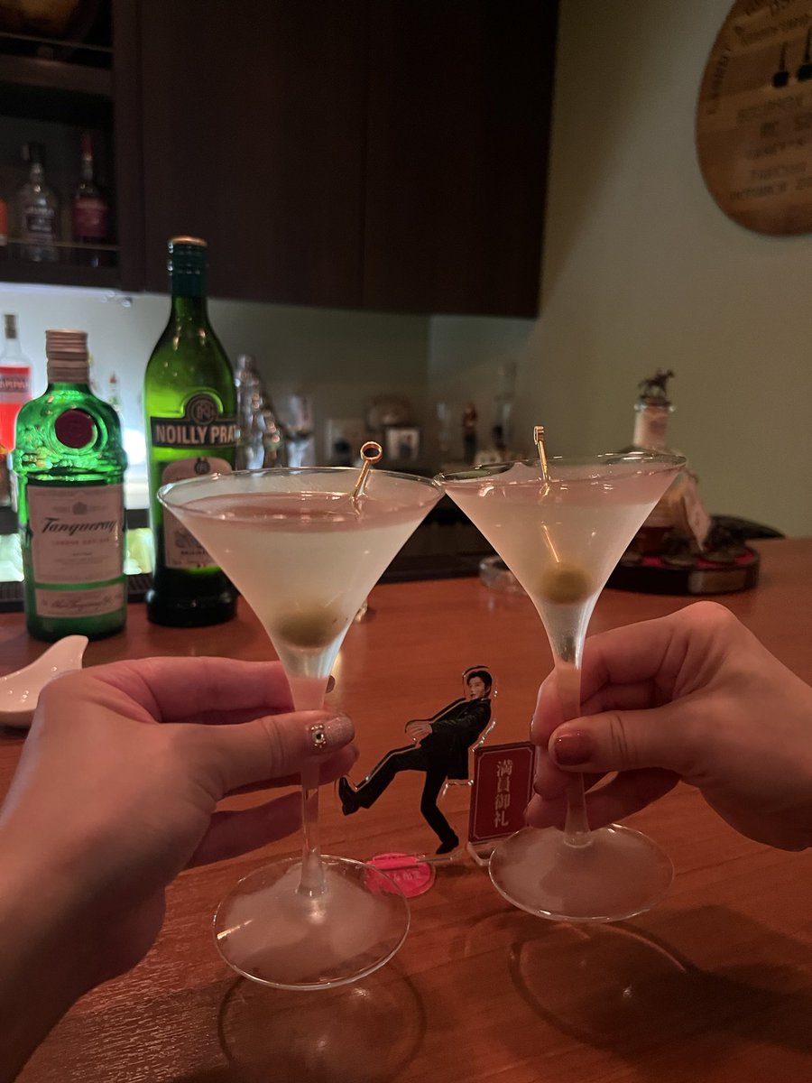fav_K_'s tweet photo. ドライマティーニが飲みたくて中洲を彷徨ってめっちゃ居心地のいいbarを見つけた！
目の前でチャールズが作るのと同じ手順で作られるドライマティーニとマティーニ🍸
成長しきったオトナがbarでアクスタを出してしまうことをお許しくださいませ👻 https://t.co/giXrFvF1Nk