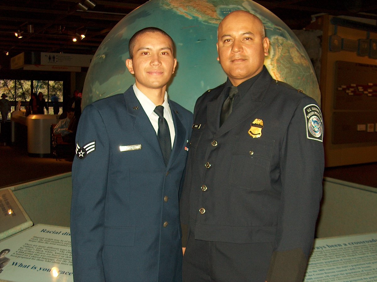 OFOEAC's tweet image. Happy Father's Day! CBP Officer Omar Facio joined #CBP in '23 to honor his father, Ruben, who died in the #lineofduty in ’21. Omar, a retired @USairforce vet, now proudly serves at the same @DFOTucson port where Ruben’s journey began. #GoneButNotForgotten #FathersDay #OFOProud🇺🇸