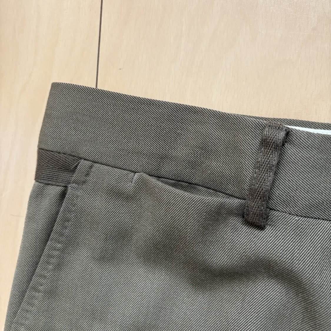 エルメスの玉虫色のスラックス、生地はもちろんのこと、シュッとしたシルエットも素晴らしいです。オンでもオフで使える最高のやつ〜！