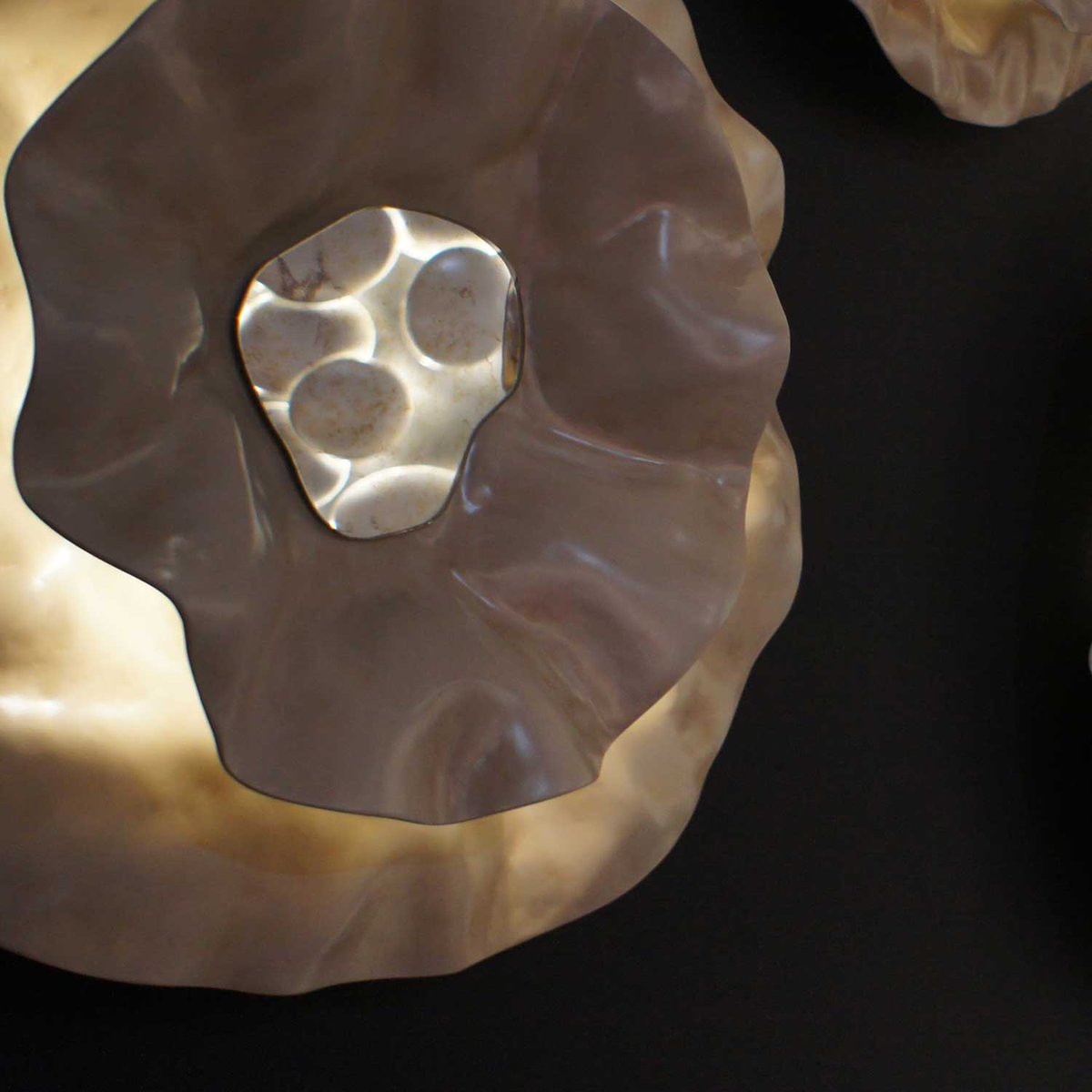 dessaive's tweet image. Inspiriert von der organischen Form der Seerose (Nenúfares) zeichnen sich die wellenförmigen Linien der NENÚFARES Lichtpaneele von KARPA durch faszinierende optische Effekte aus. 4 Größen. dessaive.de/p/leuchten/wan…

#DesignLighting #Lichtkunst #Seerose #deSaivedeSign