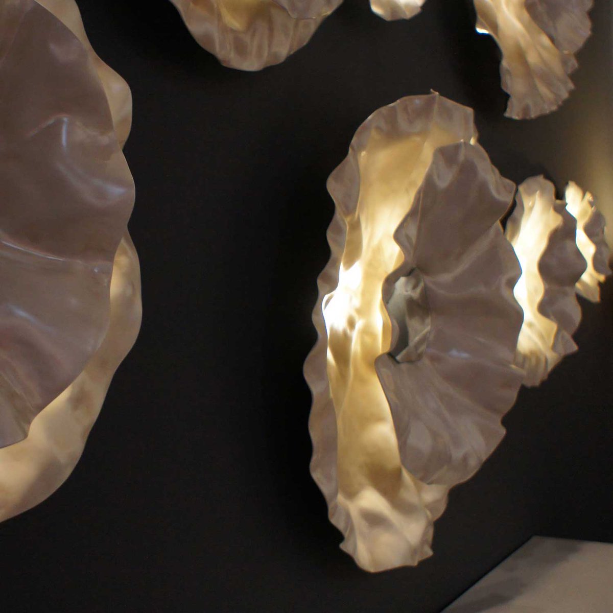 dessaive's tweet image. Inspiriert von der organischen Form der Seerose (Nenúfares) zeichnen sich die wellenförmigen Linien der NENÚFARES Lichtpaneele von KARPA durch faszinierende optische Effekte aus. 4 Größen. dessaive.de/p/leuchten/wan…

#DesignLighting #Lichtkunst #Seerose #deSaivedeSign