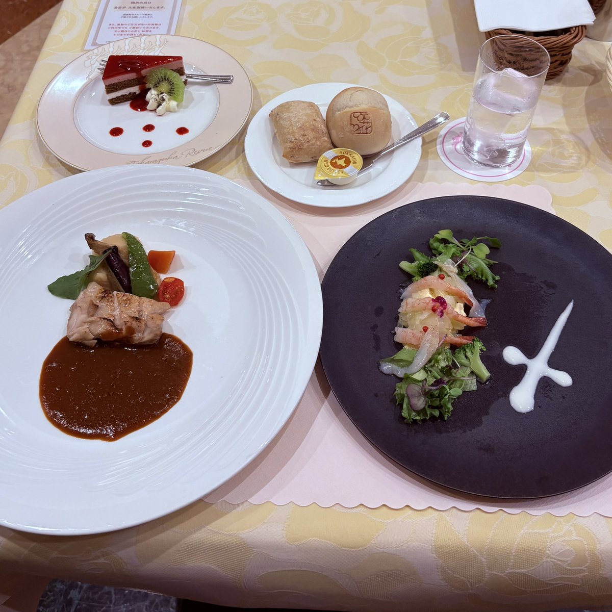 初ムラ遠征に伴って先輩ヅカヲタからご教示いただいた事
・フルールで軽食🌭→食べました
・ジェラートはマスト🍧→食べました
・殿堂にも行ってほしい🥺→行きました
・幕間に公演メニュー食べて💪→やりきりました！
・公演デザートね2種あるよ❣️→もうお腹入らないので次回で…
凄いよなんでもある