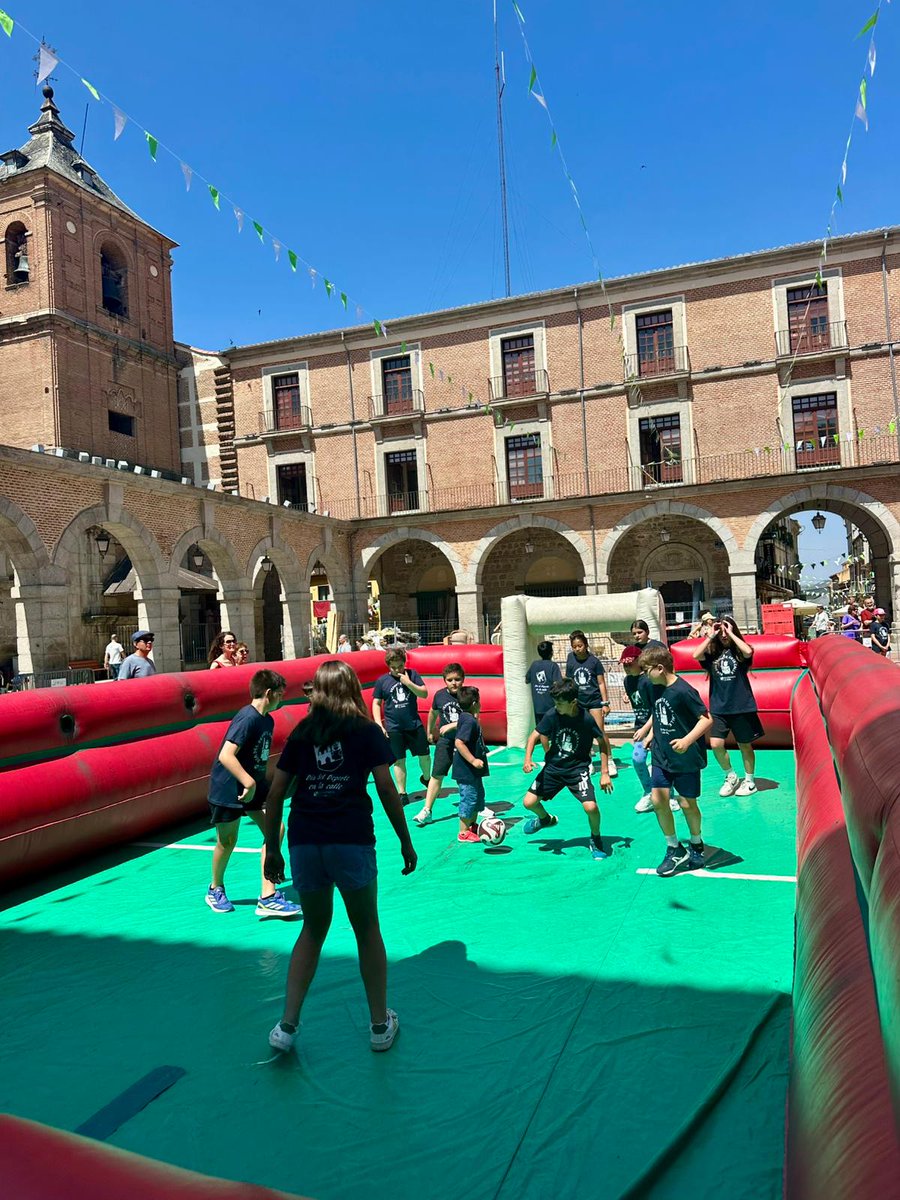⚽ Día del deporte en la calle.

✅ El Real Ávila ha participado en la jornada de hoy en el día del deporte en la calle. Fomentando el deporte desde los más pequeños.

#VamosRealÁvila ♥️💙
