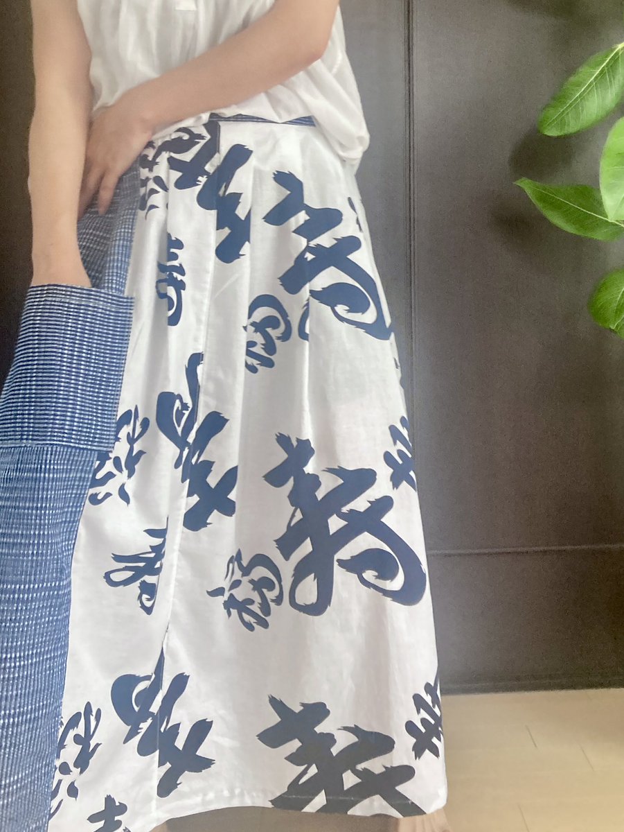 kanameya1209's tweet photo. 寿浴衣をどう可愛くする？
あーでもないこーでもない
古くしたくないおばちゃん感だしたくないでも寿は目立たせたい
縫製より考えている時間の方が長い
漢字の美しさとか
日本語の良さとか
なんならずーっと習っていた書の奥深さとか
そんなことが服になった
こちらもHMJにて初披露

#浴衣リメイク https://t.co/pmrPKguo4N