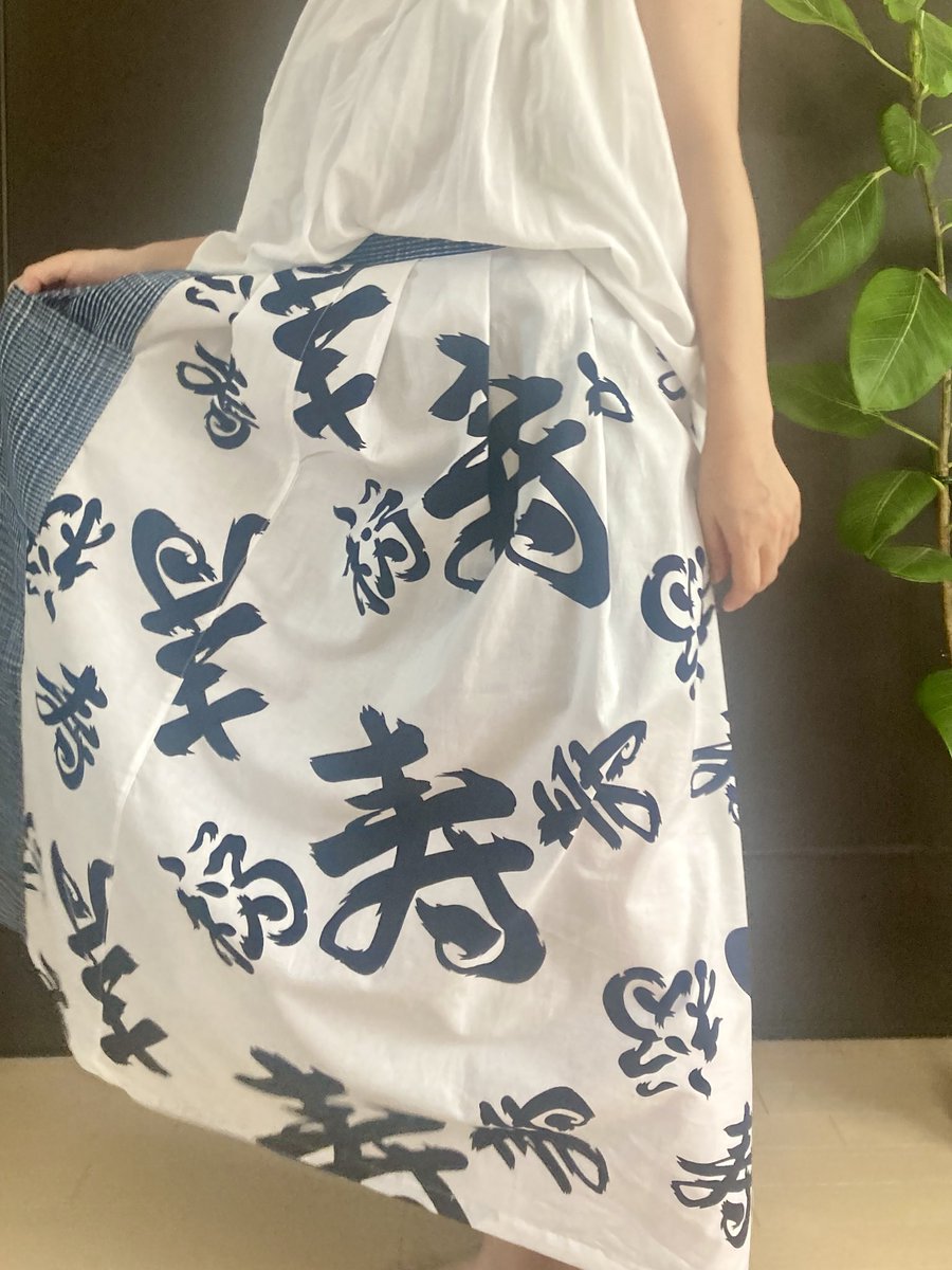 kanameya1209's tweet photo. 寿浴衣をどう可愛くする？
あーでもないこーでもない
古くしたくないおばちゃん感だしたくないでも寿は目立たせたい
縫製より考えている時間の方が長い
漢字の美しさとか
日本語の良さとか
なんならずーっと習っていた書の奥深さとか
そんなことが服になった
こちらもHMJにて初披露

#浴衣リメイク https://t.co/pmrPKguo4N