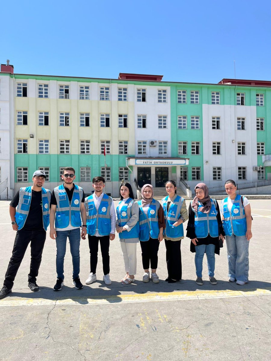 AK Parti Batman İl Gençlik Kolları Yeni Seçmen Birimi olarak olarak, LGS sınavına giren kardeşlerimize ve ailelerine ikramlarda bulunduk. Sınav sırasında çocuklarını bekleyen kıymetli babalarımızın
Babalar gününü kutladık. ☺️

#akgençlikheranındahepyanında