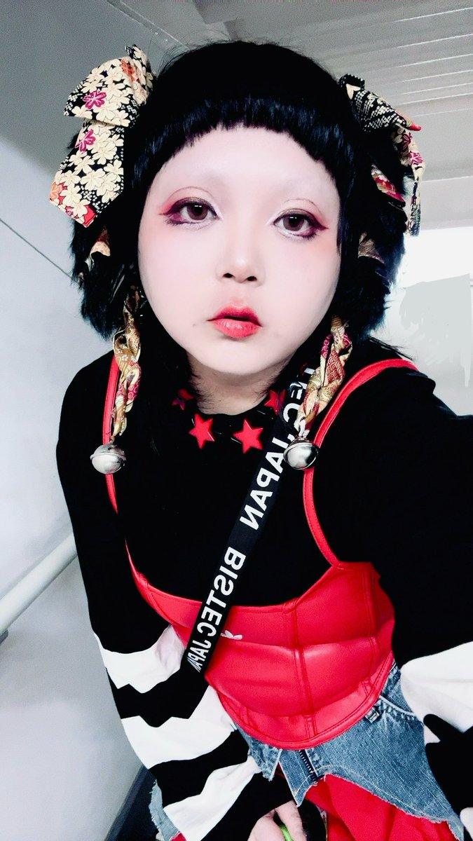 KERAWARASHI's tweet photo. 本日のわらしでした🤡
ケラスナご参加いただいた皆様ありがとうございました🫶

えへへ久しぶりに赤め♥️
ゴールドとかオレンジ多めにしていつもより明るい印象🔆
睫毛は黒じゃなくて紫にしてみた！
セクダイのガーターが優秀過ぎる‼️
何にでも合うぞこれー。
お袖ボーダーのトップスはリッスン🧸 https://t.co/Vf8VNcAx4s