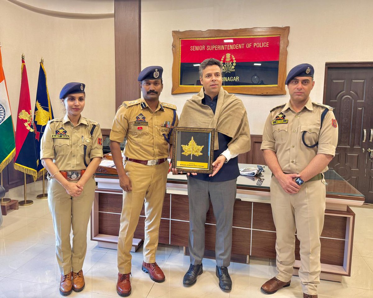 District Police Srinagar accorded a warm farewell to the outgoing Deputy Commissioner, Srinagar, Dr. Bilal Mohi-Ud-Din Bhat, now posted as Deputy Commissioner, Budgam. 
SSP Srinagar and other senior officers of Srinagar Police appreciated his leadership and teamwork during his