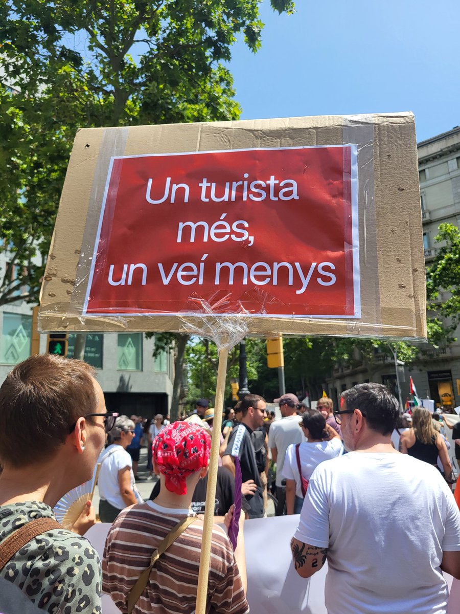 Avui ens mobilitzem al Sud d'Europa pel decreixement turístic.  Per un model de turisme respectuós dels drets, que no posi en risc el futur del país, ni precaritzi la feina, ni ens expulsi dels nostres barris per especular amb un bé de primera necessitat com l'habitatge