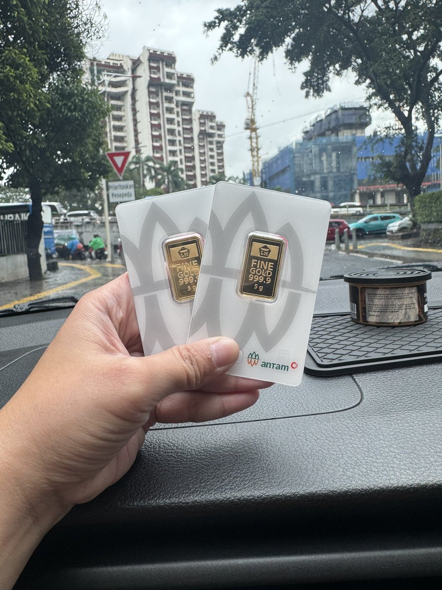 anisahapsari's tweet photo. Jual murah emas Logam Mulia Antam certieye 2025. Kepemilikan sendiri karena lagi ngurangin koleksi emas fisik. Cod Jaksel Melawai (office hour) atau Stasiun LRT Cikunir 1 (after office hour)

5 gram (2 keping) 
2 gram (2 keping) 
1 gram (2 keping) https://t.co/LjdXuaSKTT