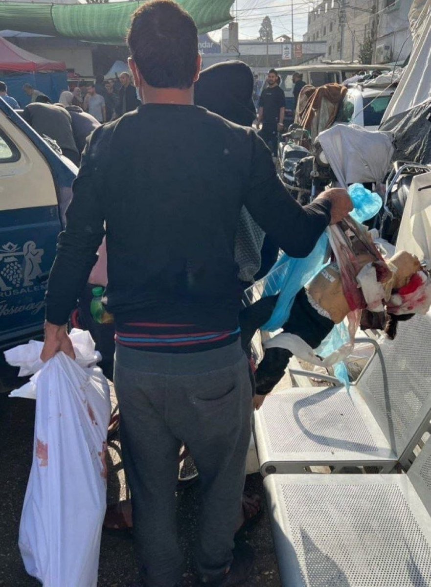 Help_Mazlum2's tweet photo. Ne zaman işgalcilere acıyacak gibi olsanız iki çocuğunun parçalanmış cesedini çuval ve çöp poşetinde taşıyan Gazzeli mazlum babayı hatırlayın!

Hayfa #TelAviv https://t.co/krHFLe86mI