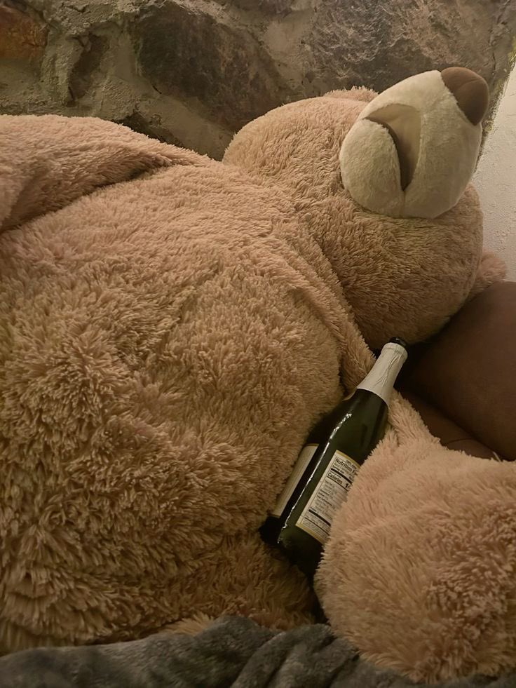 bellemuaa's tweet photo. сегодня я в состоянии только лежать звёздочкой на шезлонге и пить кофе. холодный кофе. много холодного кофе. 

я честно не собиралась столько пить… откуда этот медведь — без понятия. https://t.co/O76CQ7FxaG