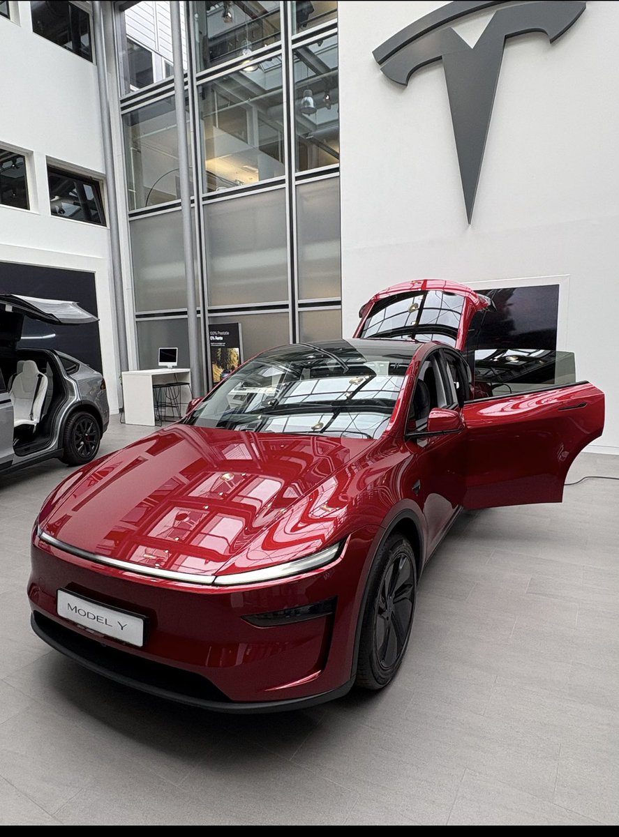 Real_Elon38376's tweet photo. How much do you love Tesla https://t.co/kJgU14yZj4
