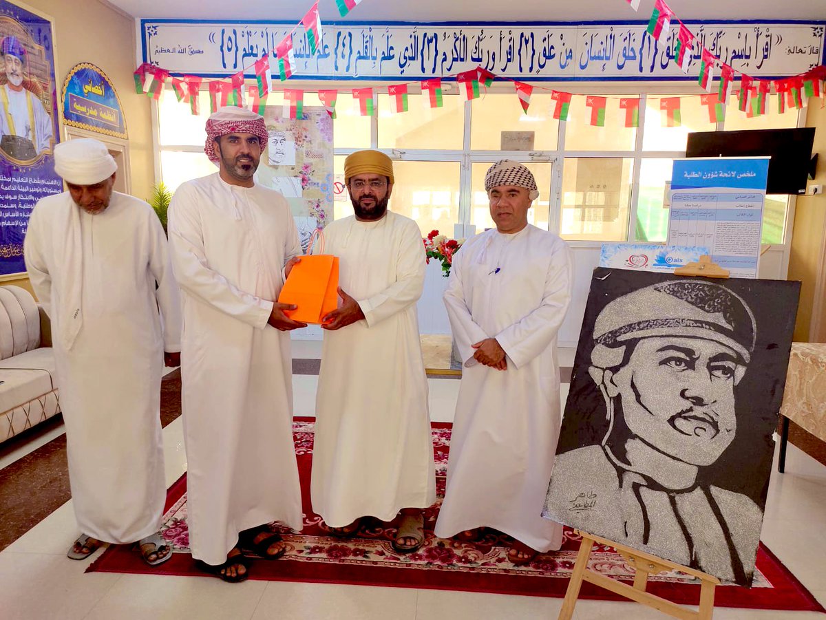 تقديرا لعطائهم ودورهم في اداء رسالتهم الوظيفية 
تم تكريم حراس المدرسة تحت رعاية الفاضل خليل السعدي رئيس اللجنة التعليمية بمجلس اولياء الامور وحضور الفاضل علي الكعبي عضو المجلس @AL_Ashraaaf <a href="/EduGovNBT/">تعليمية شمال الباطنة</a>