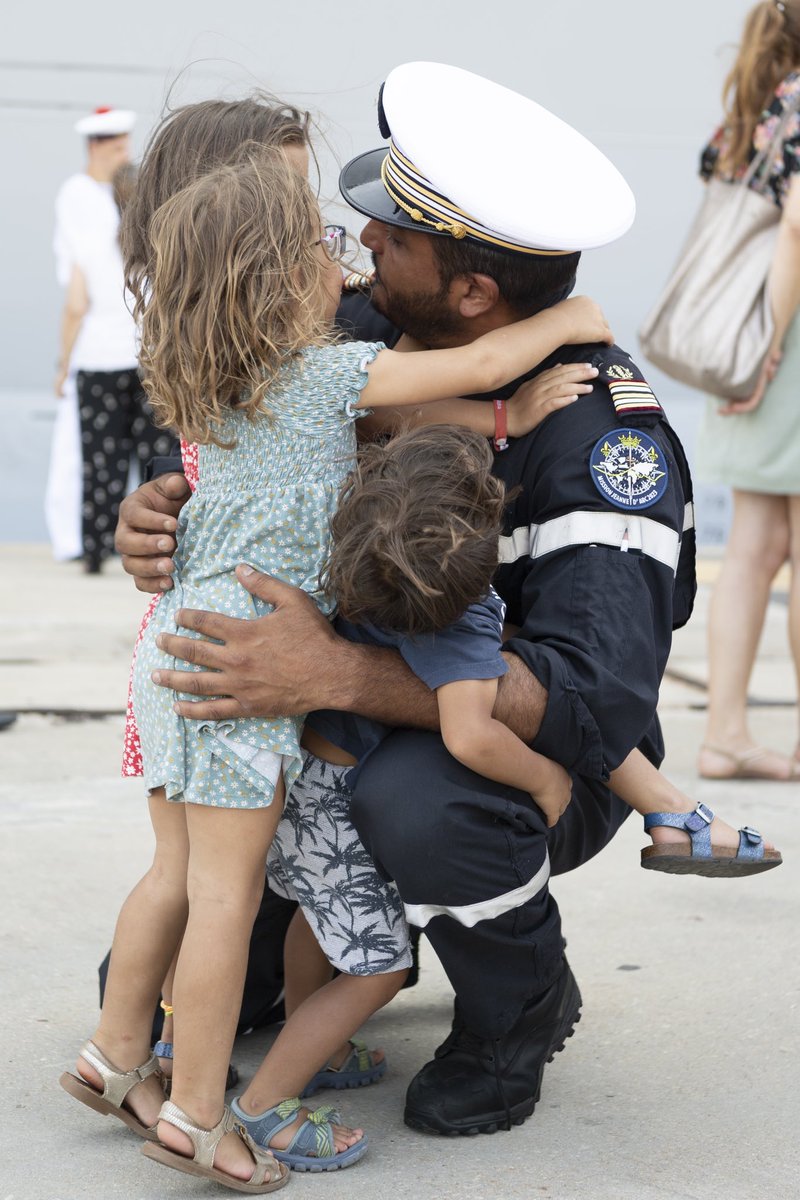 EtatMajorFR's tweet photo. Certains héros portent une cape, d’autres, un uniforme.
Bonne #FeteDesPeres à tous les papas engagés dans les armées 🇫🇷 et à ceux qui attendent avec fierté leur retour. 🫡 https://t.co/JVykE1ABa6