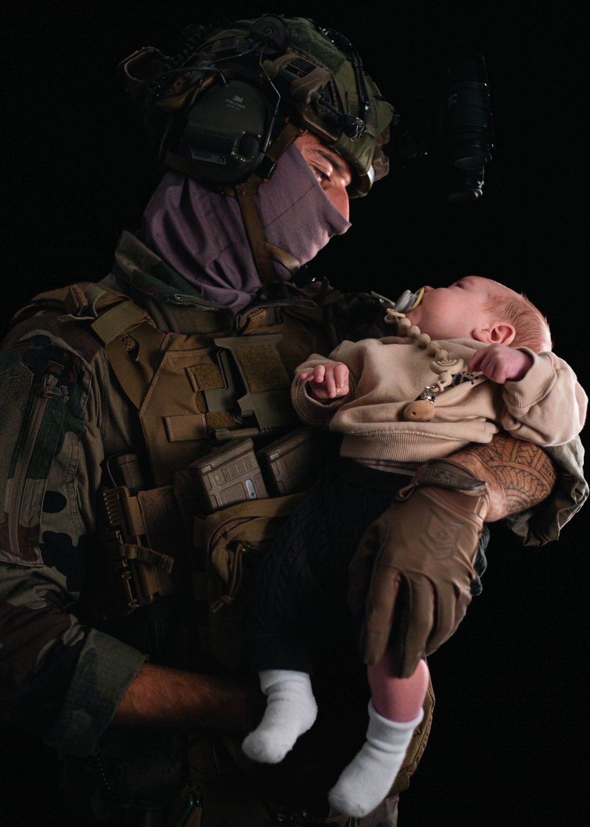EtatMajorFR's tweet photo. Certains héros portent une cape, d’autres, un uniforme.
Bonne #FeteDesPeres à tous les papas engagés dans les armées 🇫🇷 et à ceux qui attendent avec fierté leur retour. 🫡 https://t.co/JVykE1ABa6