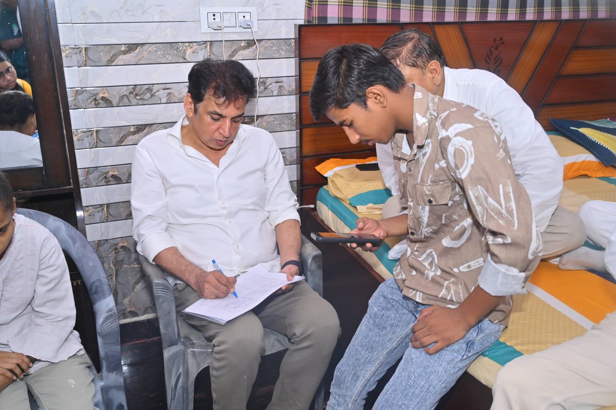 📍श्रद्धानंद कॉलोनी, दिल्ली 

आज युवा साथियों से मिलकर उन्हें मेगा जॉब फेयर की जानकारी दी और उनका रजिस्ट्रेशन कराया।

जननायक एवं नेता विपक्ष श्री राहुल गांधी जी के जन्मदिन पर तालकटोरा स्टेडियम में आयोजित हो रहे मेगा जॉब फेयर में युवाओं को प्रतिष्ठित कंपनियों द्वारा डायरेक्ट