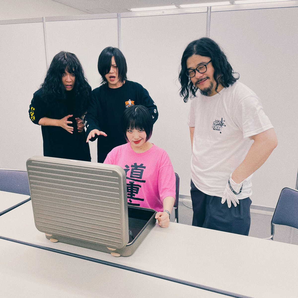 【#SATANICCARNIVAL2025】

おめでたい発表があった
 #ヤバイTシャツ屋さん ありぼぼに
お祝い渡した。

byヤバイお祝い屋はん

#マキシマムザホルモン
#ヤバT
#サタニック