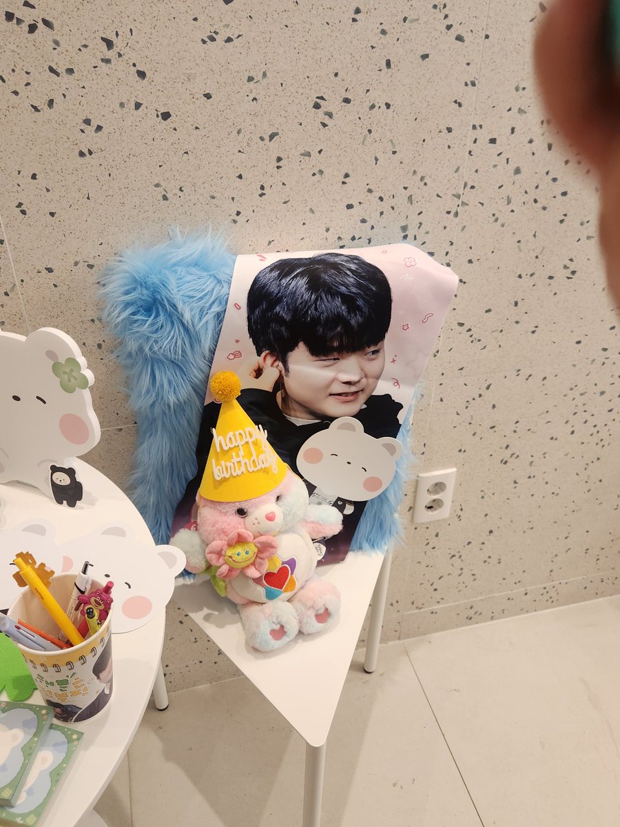 카페가 너무 예쁘게 꾸며져 있어서 구경할 맛이 나요
금요일 경기에서 본 젠소녀들도 만나고 즐거운 시간이었습니다
카페에 사진찍을 곳이 너무 많아서 타래로 올리겠습니다
예쁜카페 열어주셔서 너무 감사합니다😖🩵🤍

#행운은_건부편 
#캐니언 #Canyon