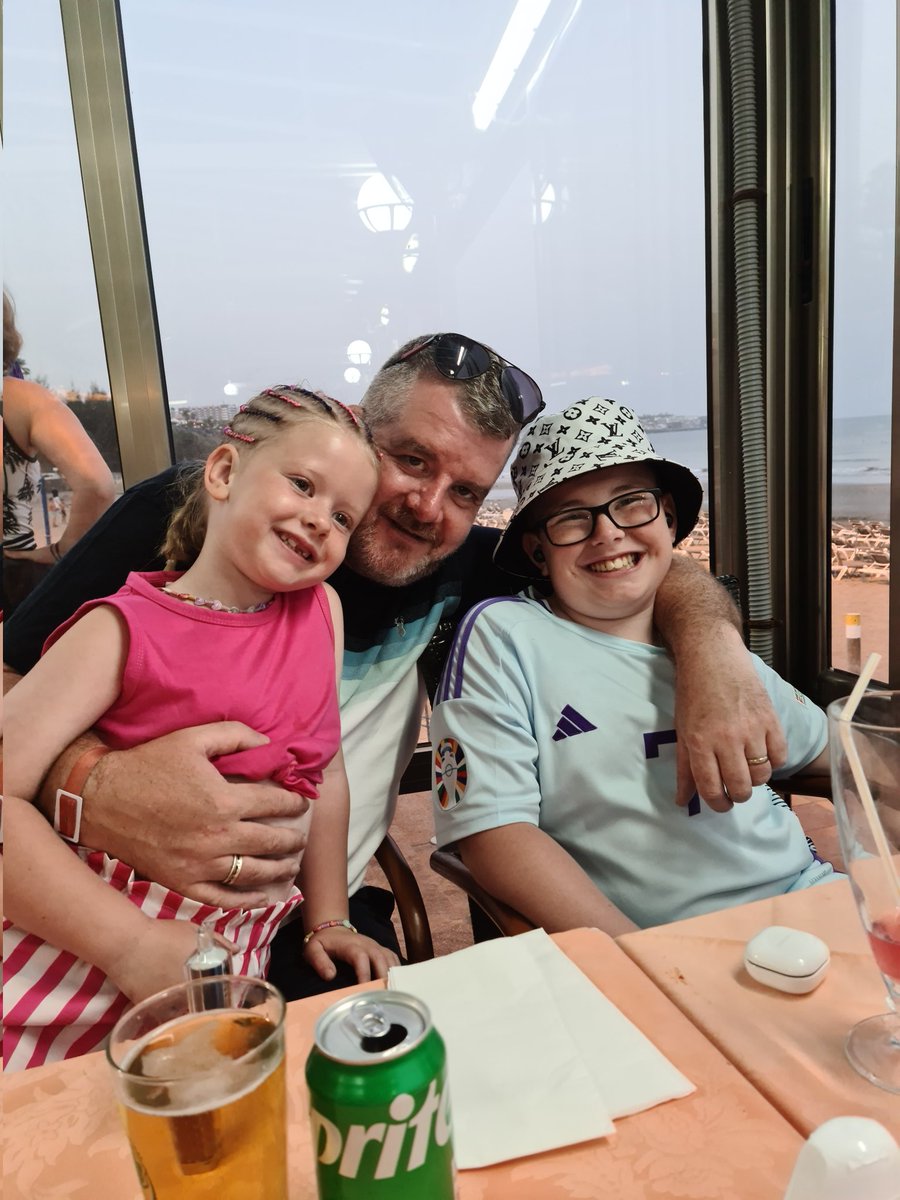 debb1emac's tweet photo. @RJFChippie Happy fathers Day to the best dad in the world. You are a great role model to our children, and they love you lots and lots. We hope you aren't working too late today. We all love you loads 😘😘😘 https://t.co/O73ZCAzX8r
