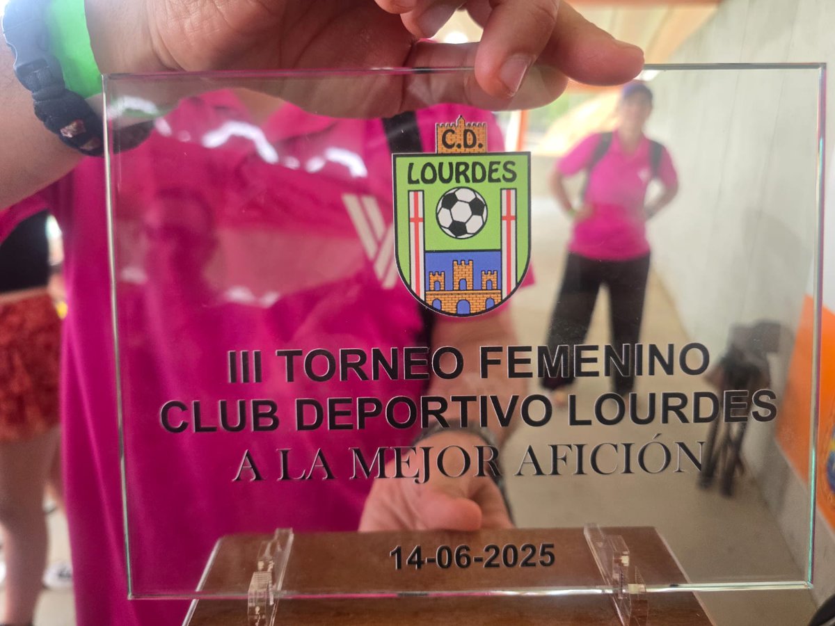 Valvatwitt's tweet photo. Subcampeonas del Torneo de Lourdes 🥈
Derrota por 2-1 en la final frente a Osasuna, pero con la cabeza bien alta.
💥 Entrega
🔥 Pasión
🙌 ¡Y premio a la MEJOR AFICIÓN del torneo!
Gracias, equipo. Gracias, afición.
#FútbolFemenino #Valvanera https://t.co/nTXFJsW708