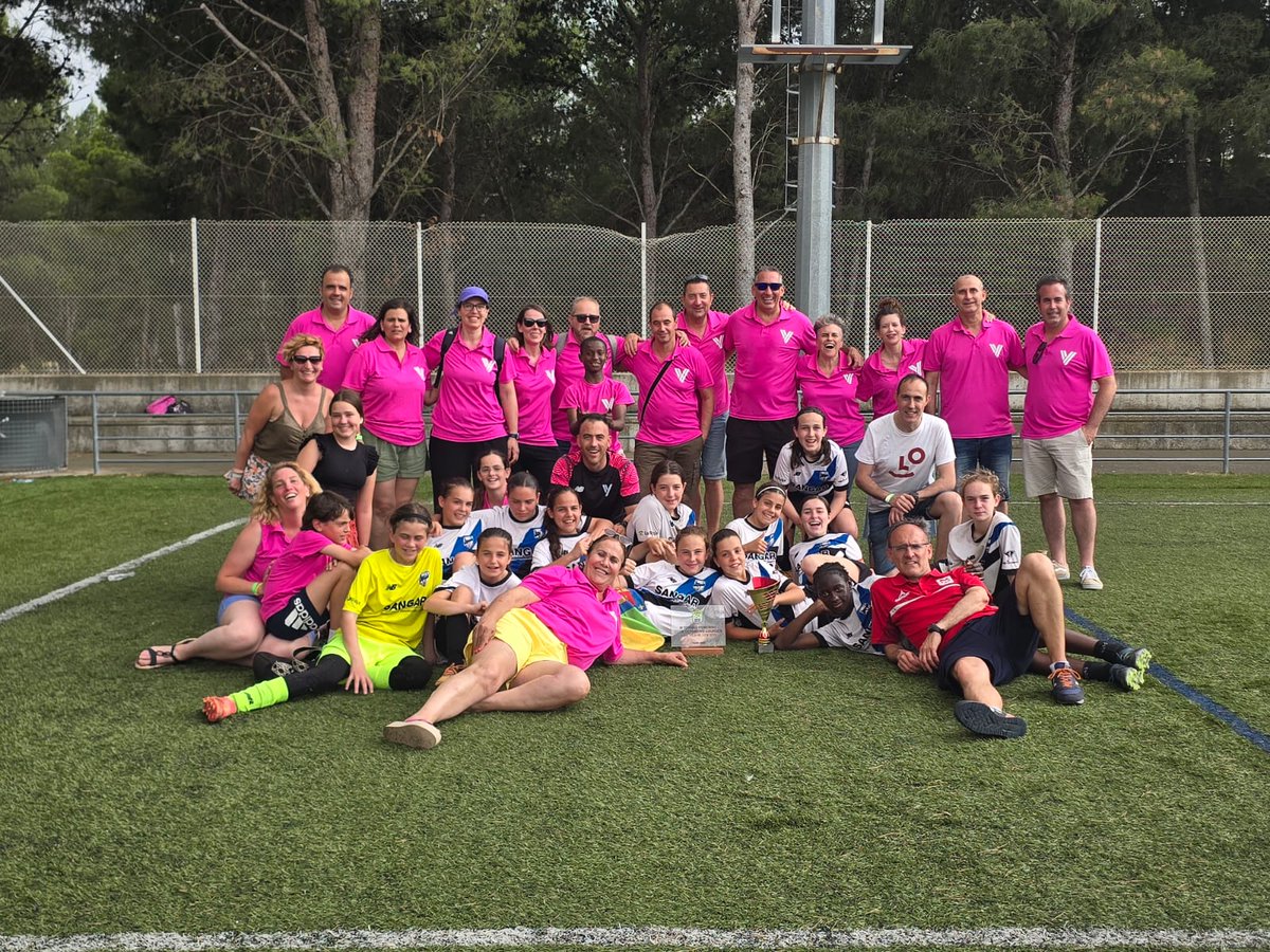 Valvatwitt's tweet photo. Subcampeonas del Torneo de Lourdes 🥈
Derrota por 2-1 en la final frente a Osasuna, pero con la cabeza bien alta.
💥 Entrega
🔥 Pasión
🙌 ¡Y premio a la MEJOR AFICIÓN del torneo!
Gracias, equipo. Gracias, afición.
#FútbolFemenino #Valvanera https://t.co/nTXFJsW708