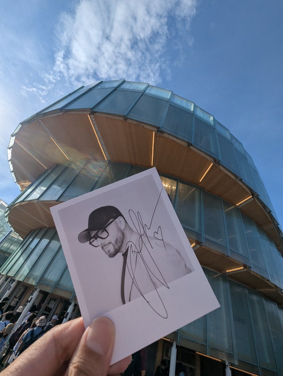 _duck's tweet image. チェコパビリオンのジャズ最高！！
音楽隊めっちゃ上手い！！声めっちゃいい！
外クソ暑い中、癒しの音楽やったわ！！
サインもくれて梅田も堪能してめっちゃいい人 #大阪万博 #jansmigmator