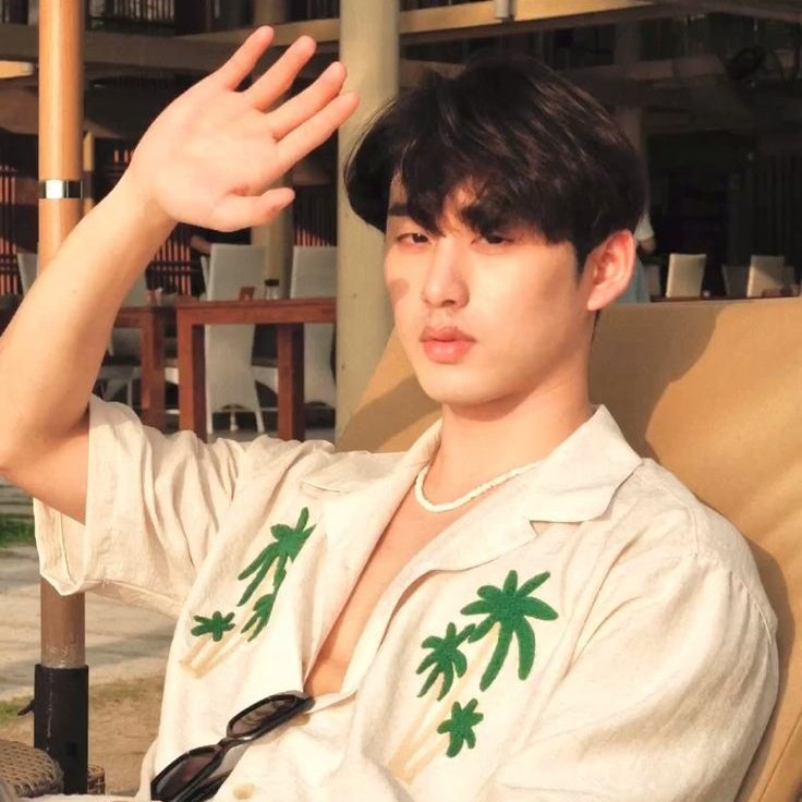 A #williamest au wherein;

"Naiilang" is a Filipino word which refers to a feeling of shyness or self-consciousness when you're around a certain group..or a certain someone.

Who's your certain someone that you feel "naiilang" with?