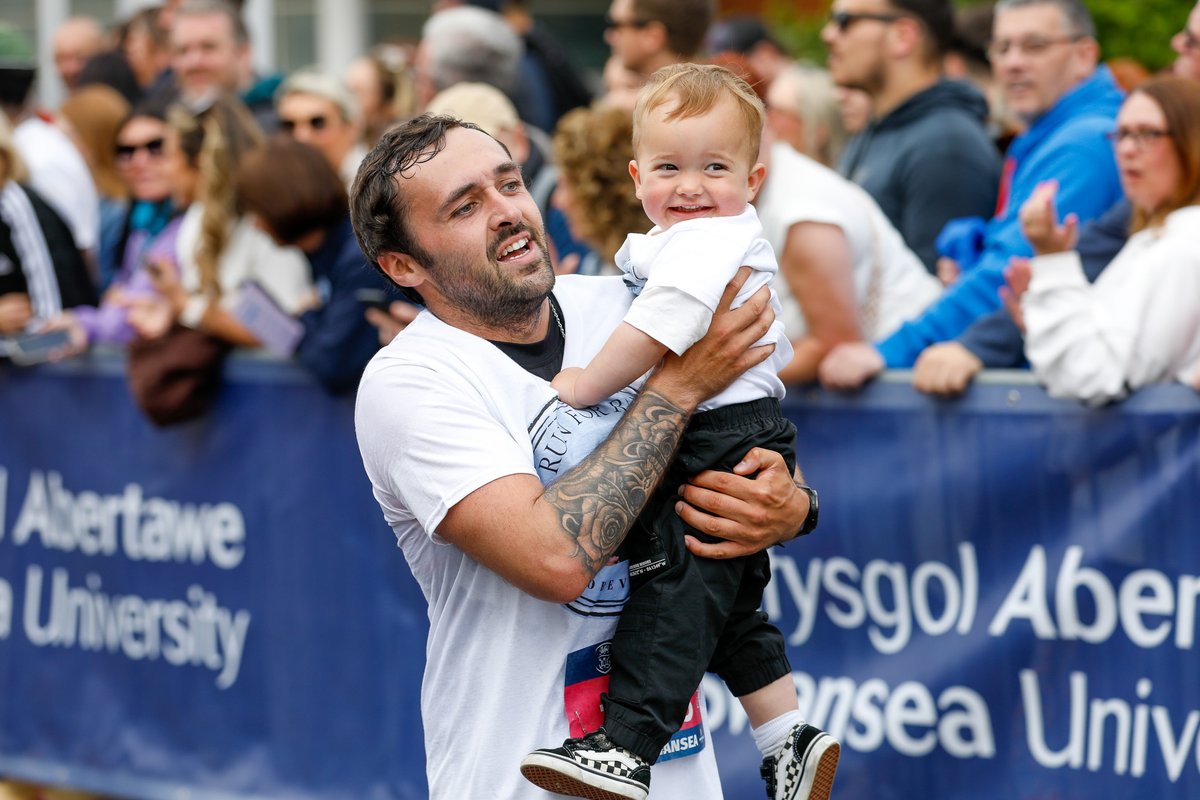 🦸🏾‍♂️ HAPPY FATHERS DAY to all the dads out there today! 🦸

Treat yourself this Father’s Day with entry to #runswansea in 2026 👉 loom.ly/p6SWj-8

#RunSwansea
