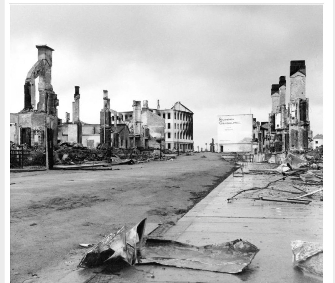 Город Рованиеми (Финляндия),разрушен отступающими немцами в ходе Лапландской войны, НЕМЦЫ под командованием генерала Лотара Рендулича использовали тактику «выжженной земли».В Лапландии было уничтожено 30% зданий, а Рованиеми родина финского Деда Мороза был разрушен до основания