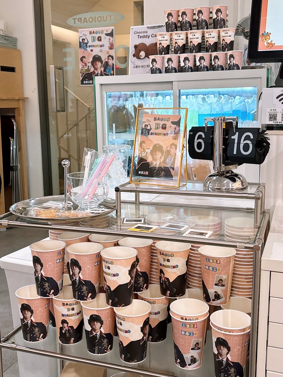 zeroseblooming's tweet photo. _📷

Wonderful cafe for Bogum birthday! It’s detailed with sections dedicated to his drama work 🥊🍊 beautifully decorated with awesome staff! 🥳

#보검이와_버블보블
#보검_없는_보검_생일파티 

#박보검 #parkbogum #朴寶劍 #パクボゴム #박보검생일카페 https://t.co/kpoz7MBUCk